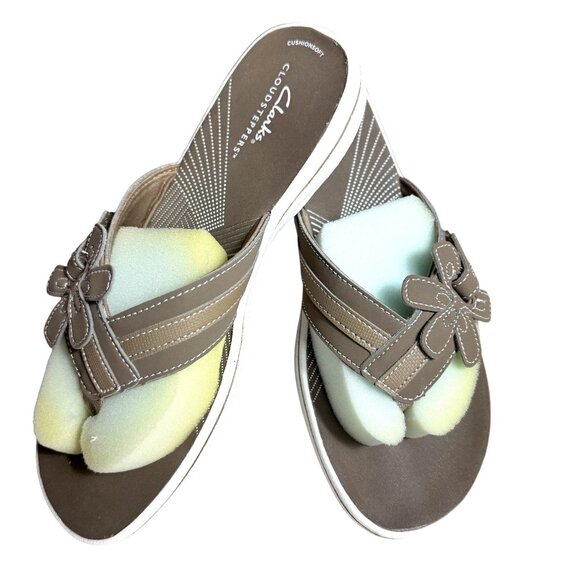 Cloudsteppers by Clarks Women's Brinkley Flora Taupe Thong Sandals 8M NWT - Picture 1 of 7